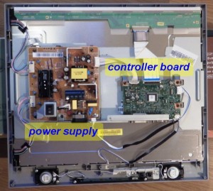 Underneath the metal cage there are two circuit boards mounted: to the left the power supply on a phenolic single layer board, to the right the controller board on a multilayer FR4-board.