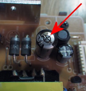 Ja, der Kondensator ist abgeraucht. Die Oberseite ist ausgebeult, und etwas vom Elektrolyten ist ausgelaufen. Es ist ein 1000µF/16V Elko.