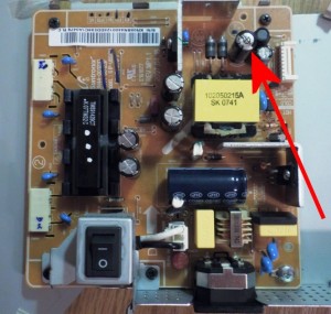 Zooming in on the power supply you can see the backlight inverter to the left and the power supply for the rest of the screen to the right. In the upper right corner there is a suspicious electrolytic capacitor.